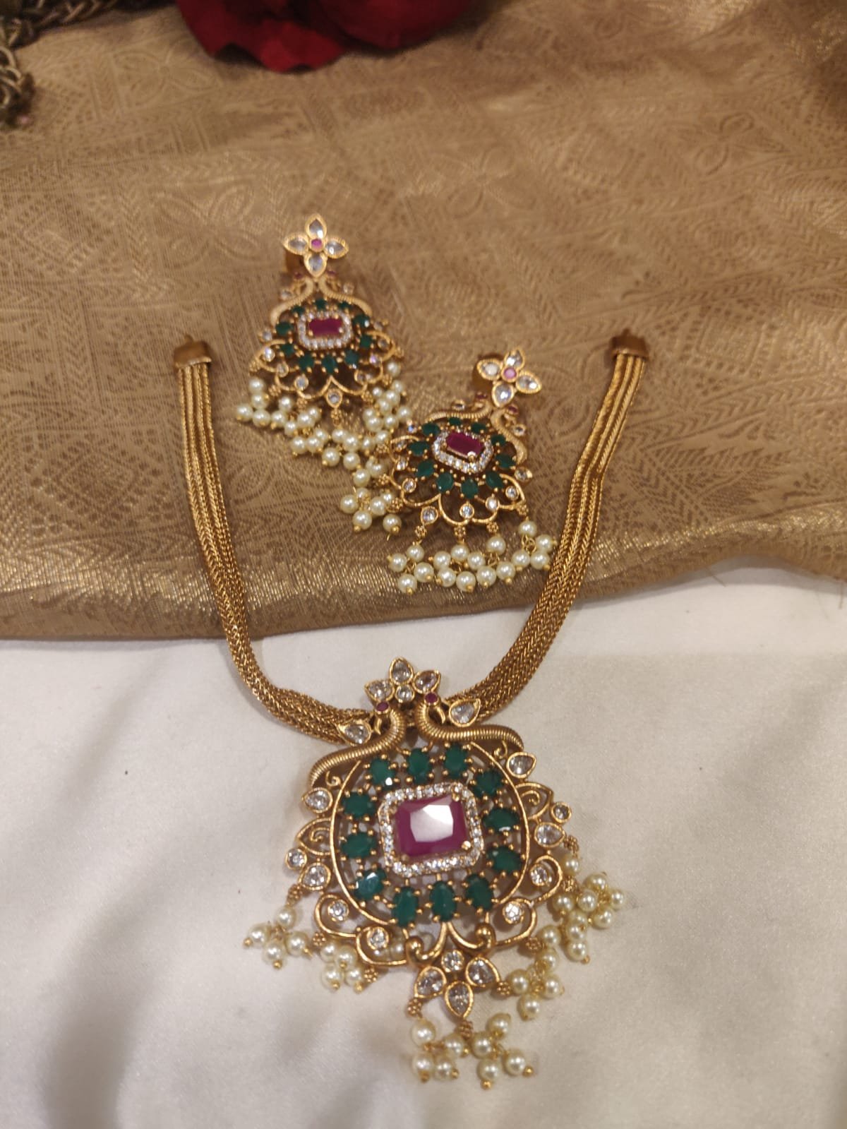 Beautiful Ruby Green Pendant Short Chain Necklace