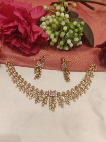 Scintillating Leaf Design Crystal Stone Short Necklace