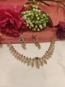 Scintillating Leaf Design Green Stone Short Necklace