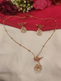 Refined Parrot Design With Red Floral Pendant Chain Necklace
