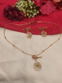 Refined Parrot Design With Green Floral Pendant Chain Necklace