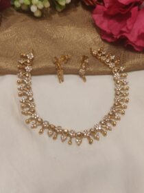 Captivating Gold Finish Floral Design Droplet Short Necklace