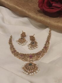 Lustrous Floral Short Necklace With White Beads