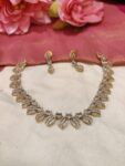 Iconic Leafs Short Neckalce with crystal Ad Stone