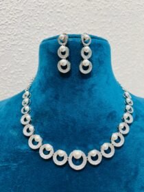 Timeless pearls and diamond round necklace