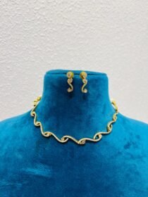 Radiant diamond curvey necklace