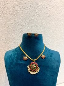 Posh floral red and green with golden chain necklace