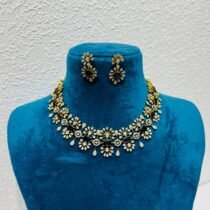 Fashionable leaf  with emerald stone with ad diamond necklace