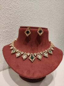 Lustrous Crystal Ad stone Necklace With Crystal Green Ad Beads