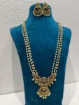 Lustrous pearl haar with golden pendant bridal necklace