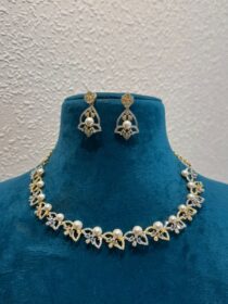 Elegant Majestic Refined ad stone leaf with floral perals golden necklace