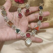 Refined SHAPY WITH MULTICOLOR NECKLACE
