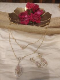 Rose stone golden chain