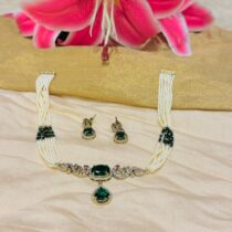 Emerald layer moti choker