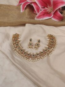 Emerald moti golden choker