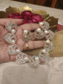 Round pearls crystal choker