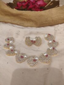 Round pearls red blood choker