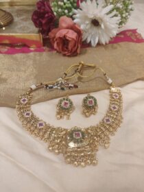 Traditional emerald bridal necklace