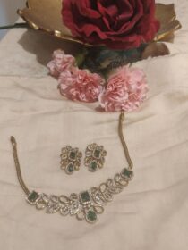 Opulent Chain Leaf Necklace With Green Ad Stone