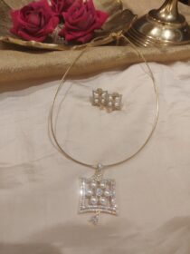 Glamorous Slim Chain With Floral Pearl Pendant