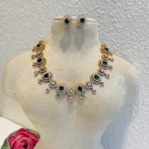 Brilliant Floral Green Ad Stone Necklace