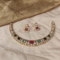 Scintillating White Beads Multicolour Choker