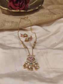 Captivating Golden Chain With Droplet Pendant