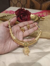 Captivating Golden Floral Necklace